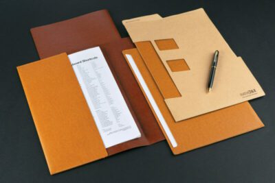 دفترچه یادداشت و زیردستی