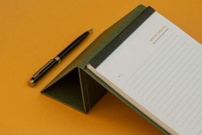 دفترچه یادداشت و زیردستی