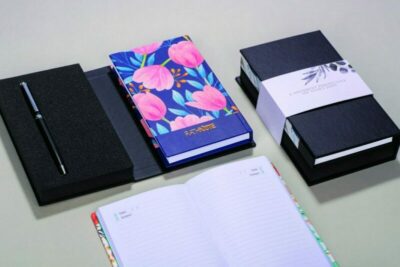 دفترچه یادداشت و زیردستی