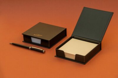 دفترچه یادداشت و زیردستی