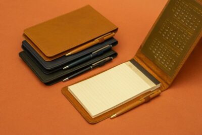 دفترچه یادداشت و زیردستی