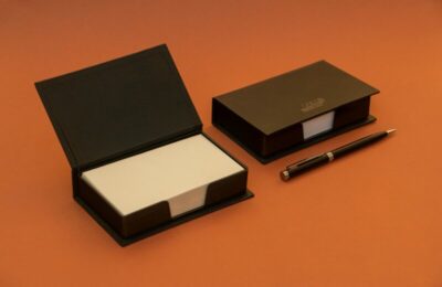 دفترچه یادداشت و زیردستی