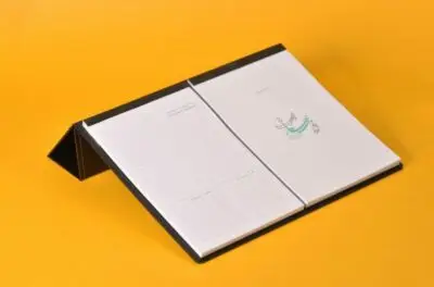 دفترچه یادداشت و زیردستی