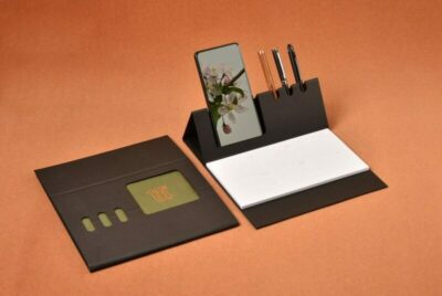 دفترچه یادداشت و زیردستی